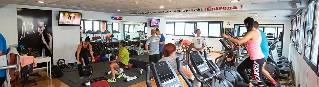 Clase dirigida en el gimnasio