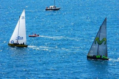 Regata de botes de vela latina